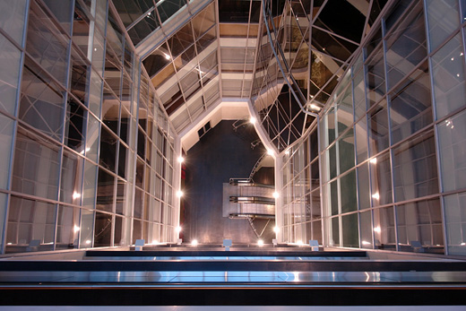 красивый атриум бизнес центра 4 Winds Plaza
